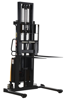 Stacker dengan Pengangkat Bertenaga
