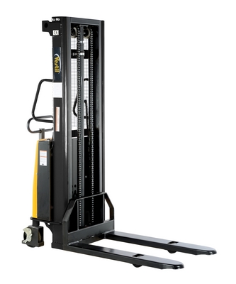 Stacker dengan Pengangkat Bertenaga