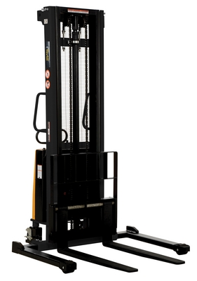 Stacker dengan Pengangkat Bertenaga