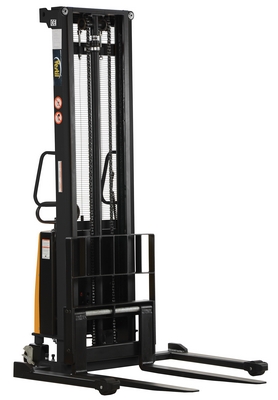 Stacker dengan Pengangkat Bertenaga