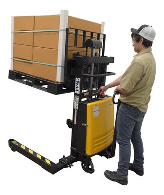 Stacker dengan Pengangkat Bertenaga